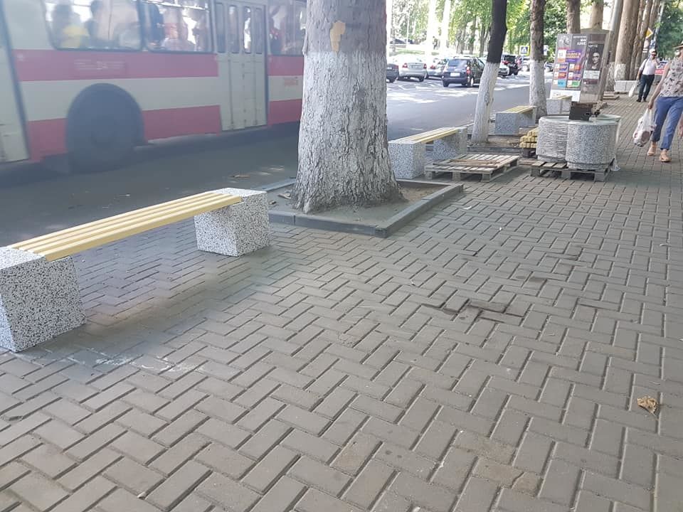 На улице Пушкина запретили парковку и установили лавочки