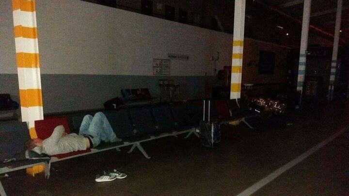 Cetăţeni moldoveni, blocați pe un aeroport din Franţa. De mai bine de 20 de ore aşteaptă aeronava care să-i aducă acasă