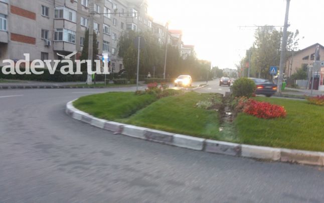 Un şofer de TIR a distrus un sens giratoriu, după ce s-a urcat cu roţile pe spaţiul verde