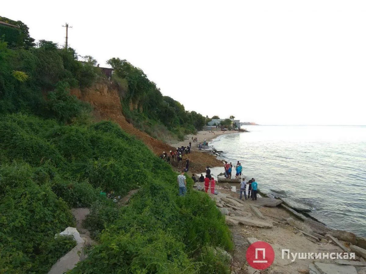 На пляже в Одессе сошел оползень