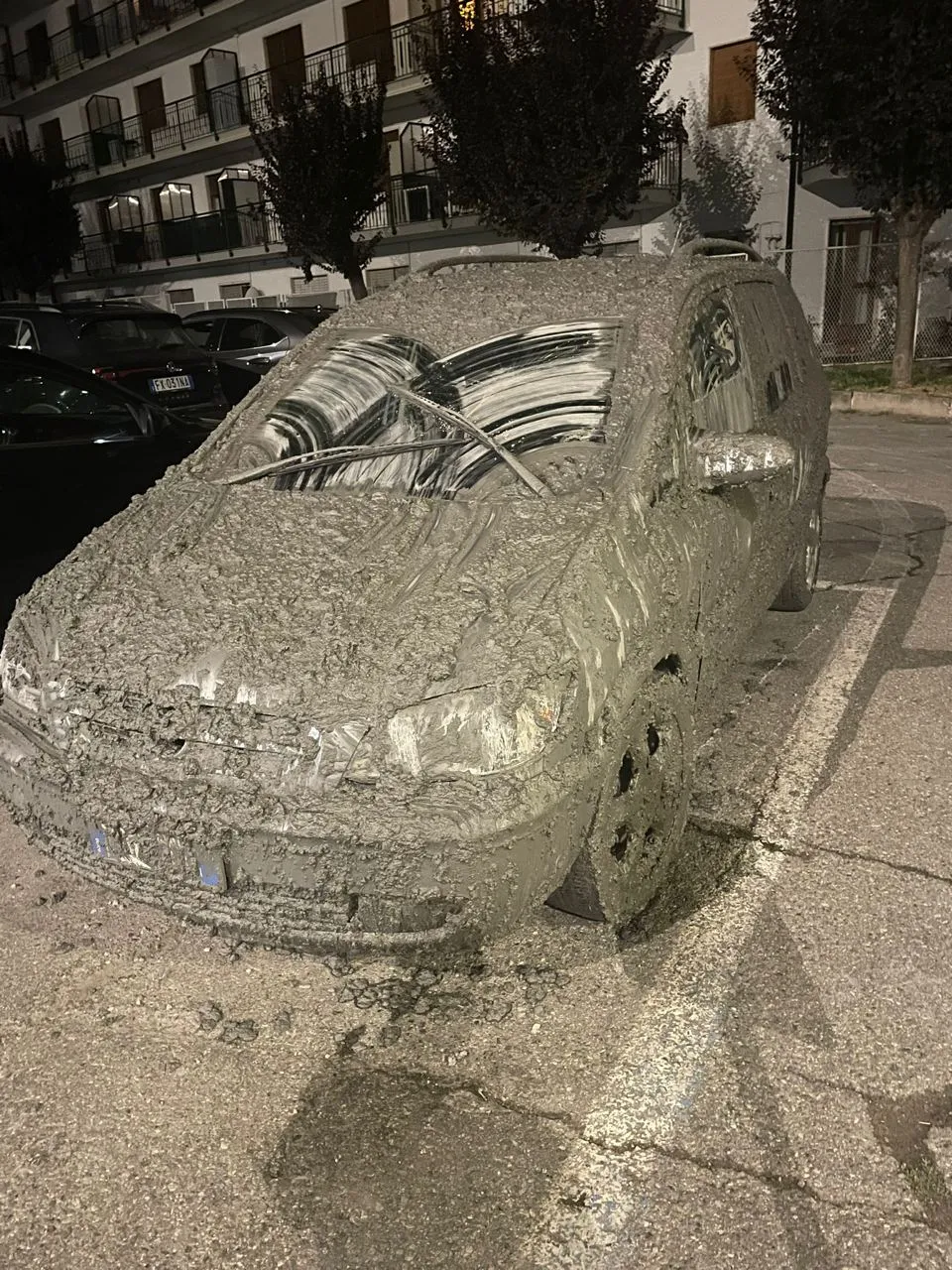 Итальянский городок у границы с Францией накрыло "цунами" из грязи, есть пропавшие