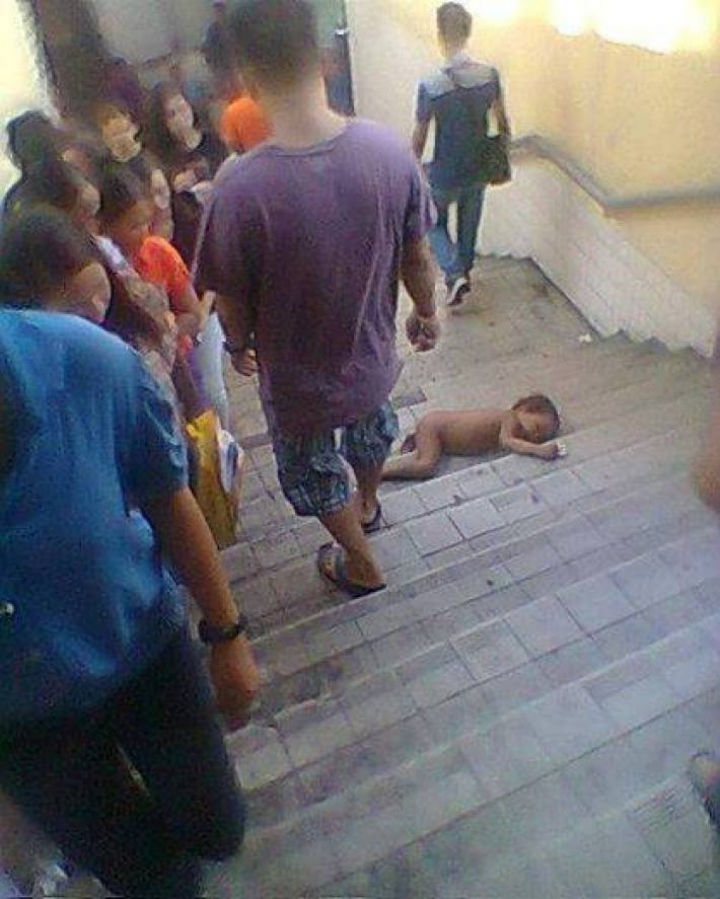 Ţi se rupe inima. Copil, aruncat pe scările unui pasaj subteran