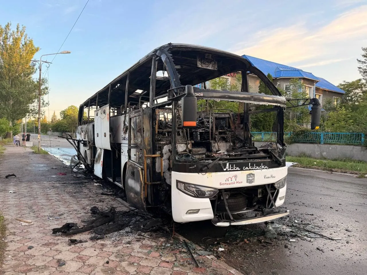 Семь человек погибли при атаке дрона на рейсовый автобус в Донецке