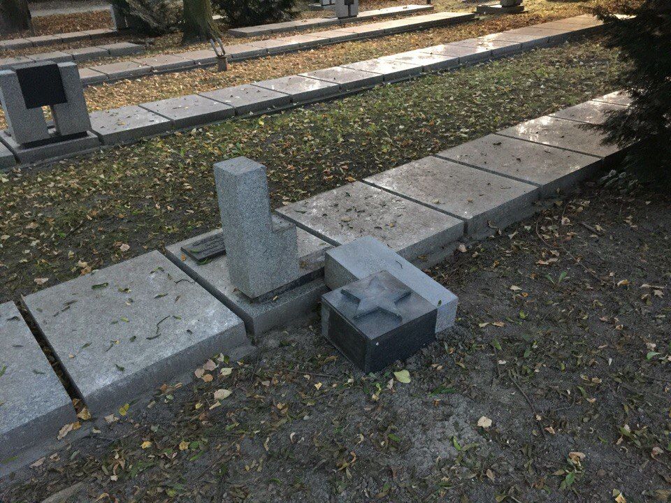 В Польше вандалы осквернили захоронения советских солдат