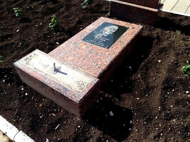 На Аллее славы в Комрате неизвестные сломали памятник
