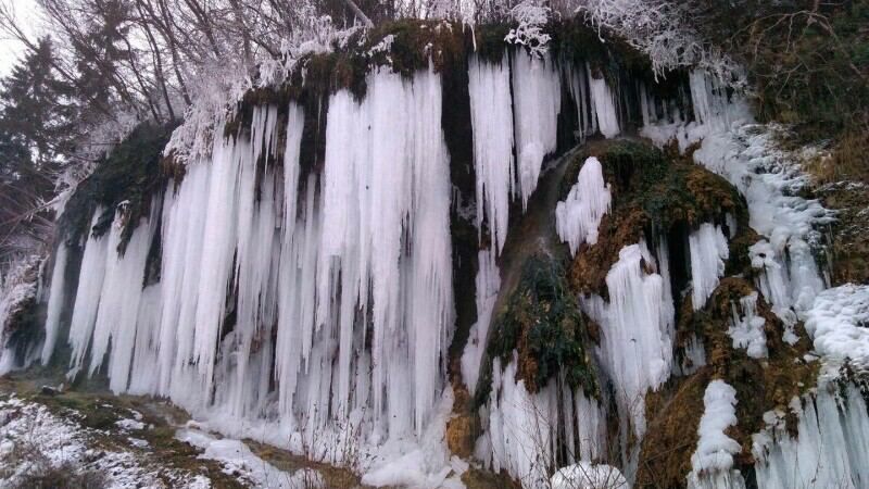Замерзшие водопады в Румынии вызвали ажиотаж среди туристов