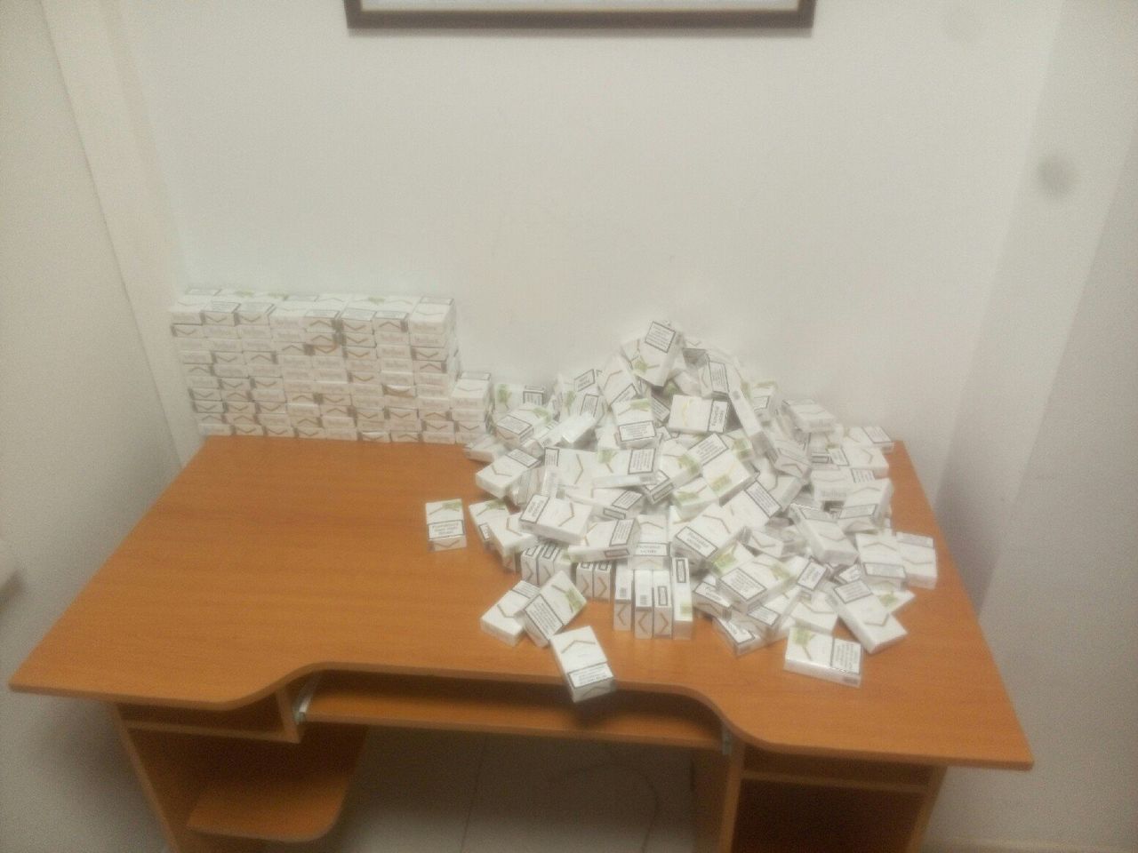 Circa 17 000 țigarete nedeclarate, depistate de vameși pe aeroportul din Capitală