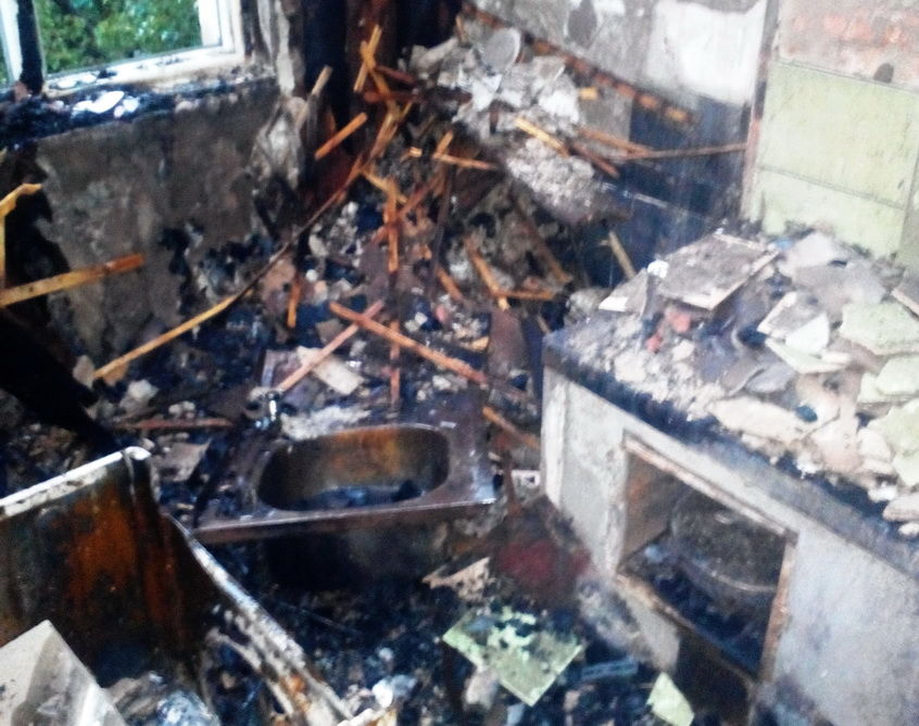 На Украине молния ударила в жилой дом и выжгла половину квартир