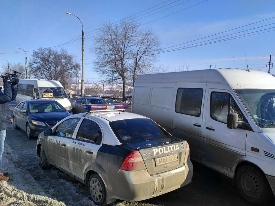 Скандал на Милеску-Спэтару: полиция умывает руки, протестующие перекрывают дорогу