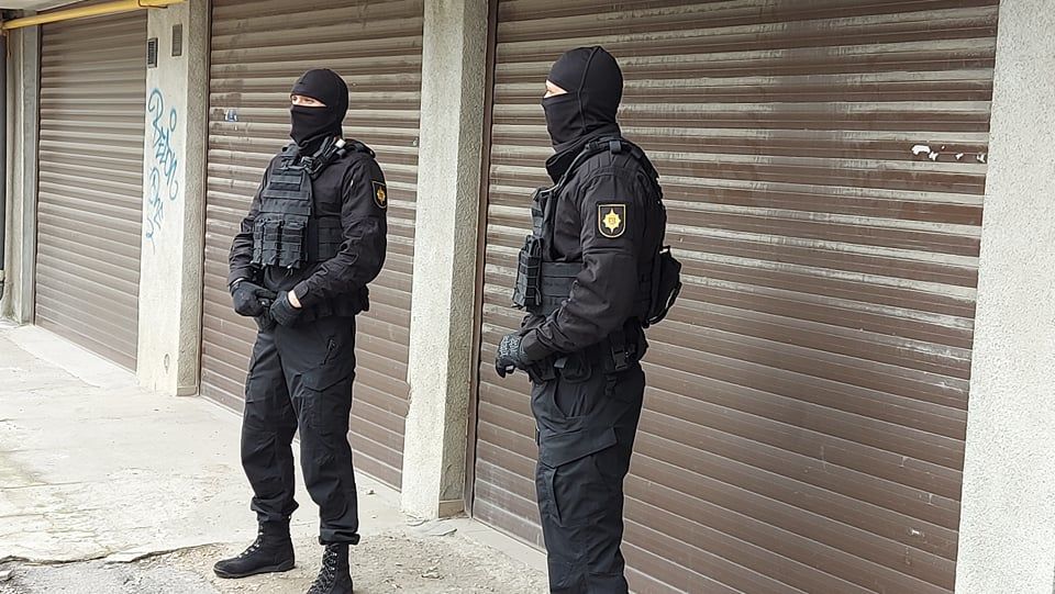 В доме Андронаки продолжаются обыски: там замечены люди в масках