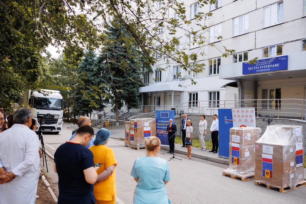 Польша передала партию медицинского оборудования для Института матери и ребенка