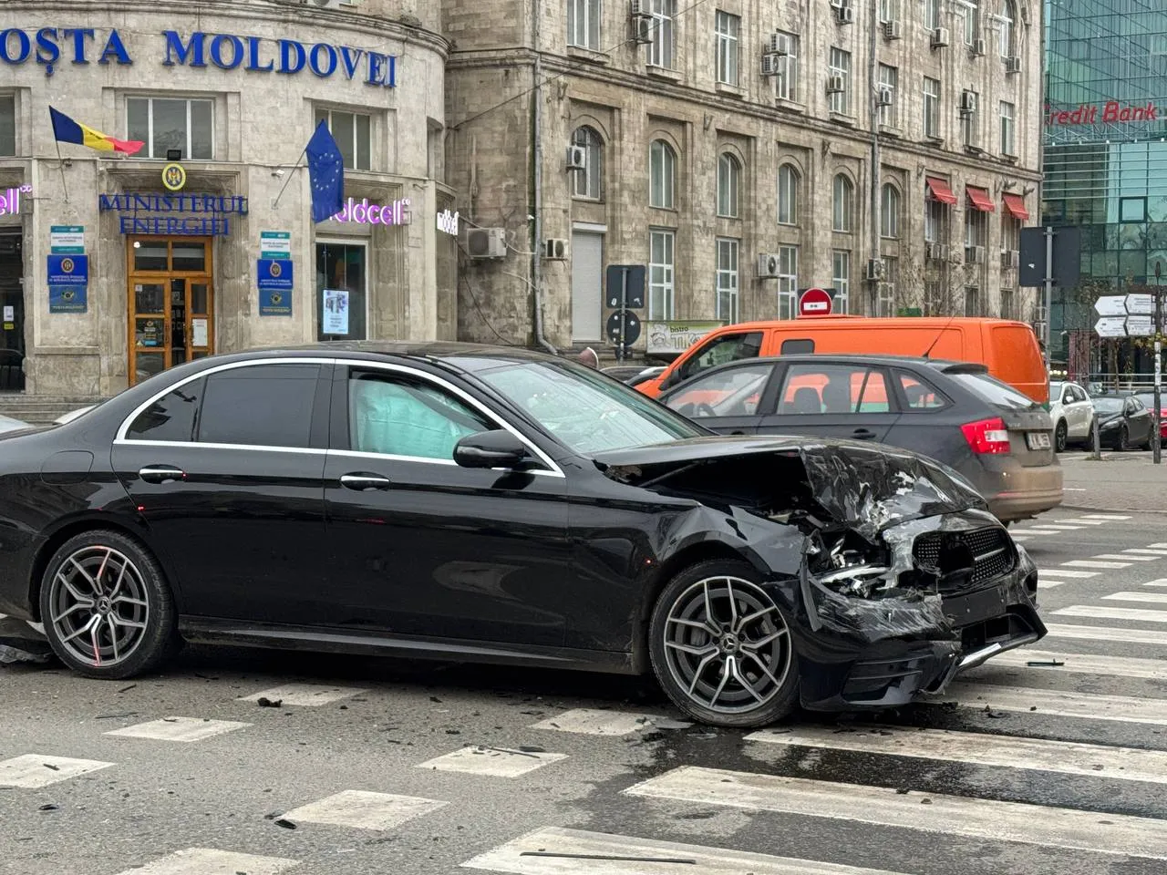 В центре Кишинёва рядом со зданием мэрии произошло серьёзное ДТП