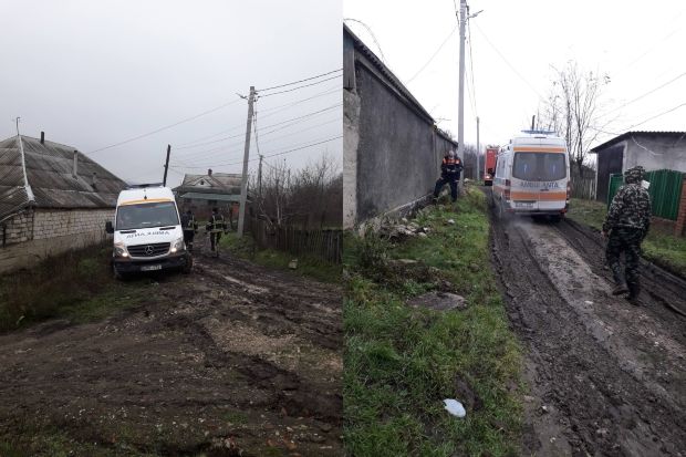 Спасатели пришли на помощь застрявшим на дороге водителям, в том числе и скорой помощи