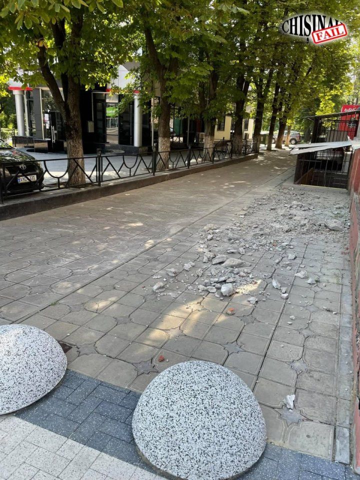 С некоторых сооружений в Кишиневе осыпается штукатурка