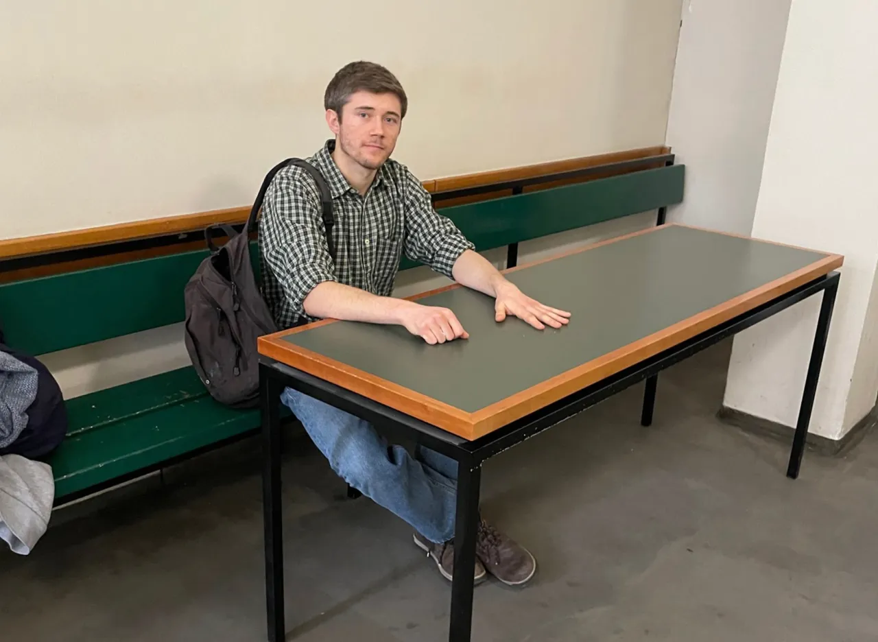 Активисты климатического движения в Германии приклеивают себя к дорогам и стенам музеев