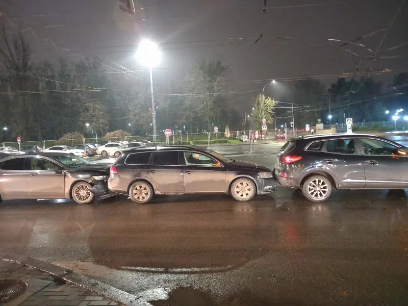 В центре Кишинёва три автомобиля попали в цепную аварию