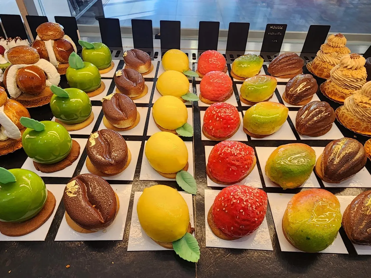 Trendul care a înlocuit ciocolata Dubai: Deserturi hiperrealiste în formă de fructe