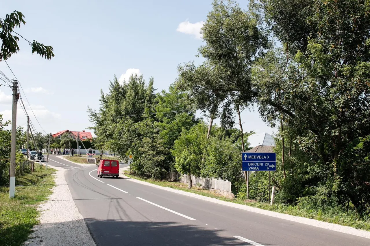 Un drum care leagă trei sate din Briceni, renovat