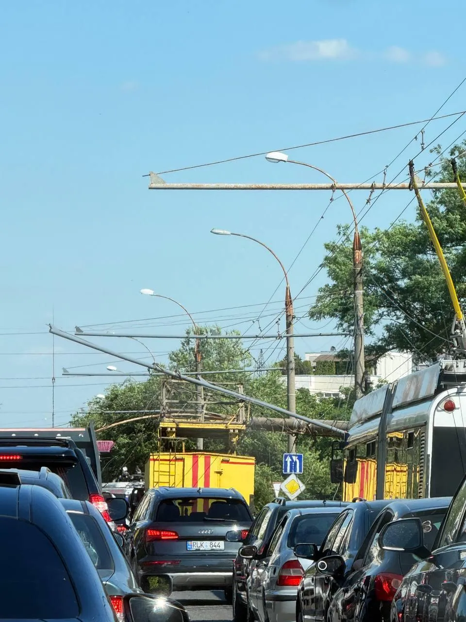 В столичном секторе Телецентр рухнула электроопора