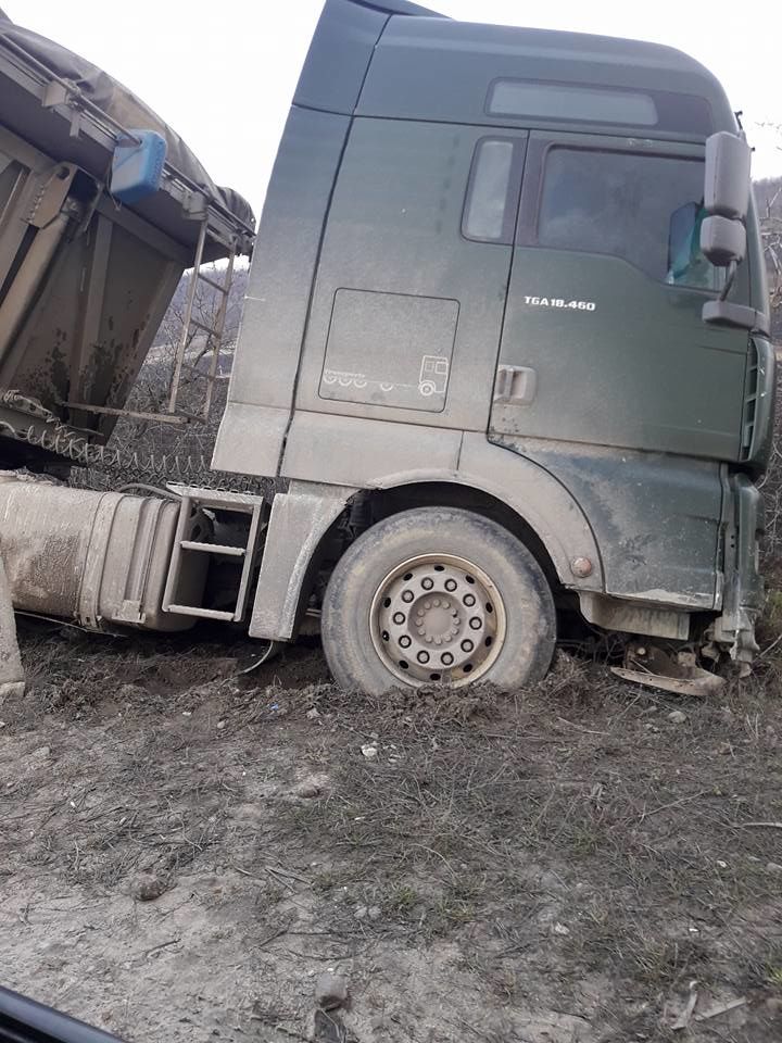В Гратиештах грузовой автомобиль вылетел в кювет