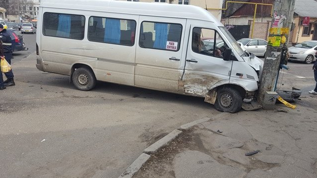 В центре Кишинева столкнулись скорая помощь, маршрутка и автомобиль