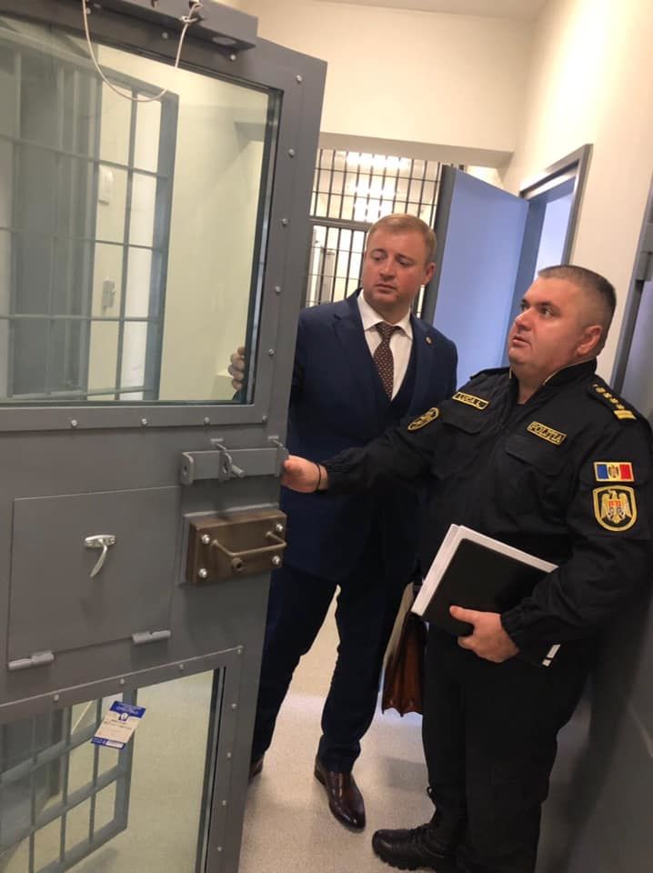Полиция представила отремонтированные изоляторы временного содержания