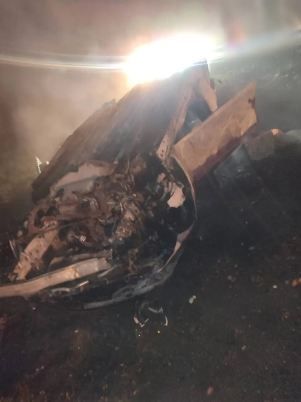 Un BMW s-a răsturnat și a luat foc la Edineț: Șoferul și pasagerul au supraviețuit în mod miraculos