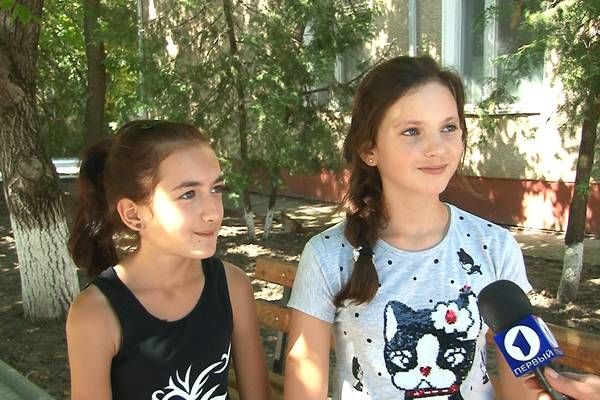 Две школьницы в Григориополе спасли аистенка