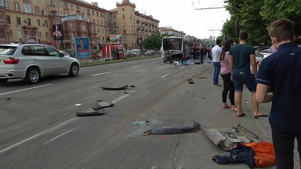 В Запорожье столкнулись десять авто и автобус