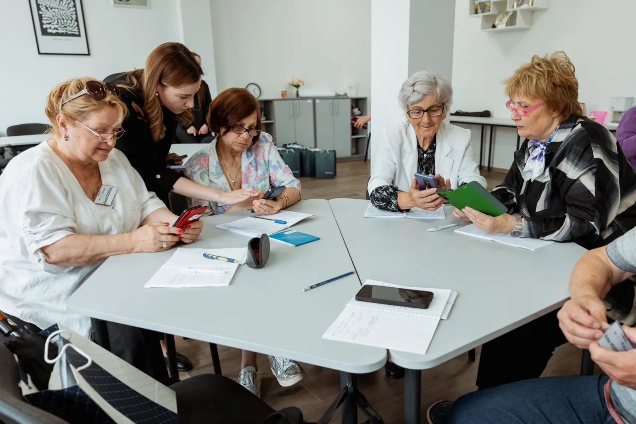 #БезНаличных: Пожилые люди «получают цифровое образование» в университете