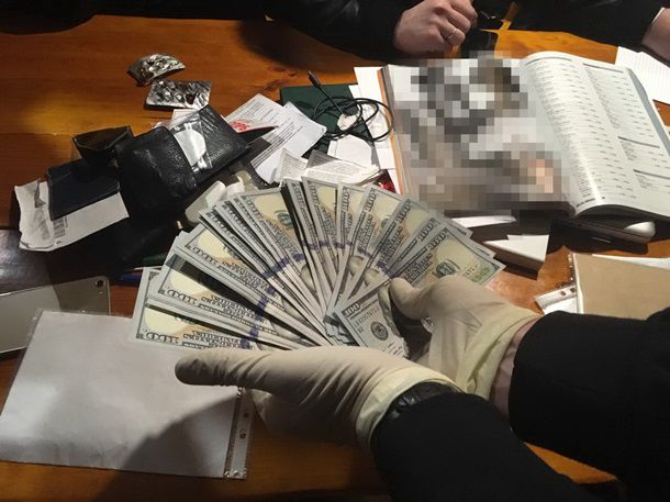 В ресторане Киева задержали чиновника на взятке в $38 тысяч