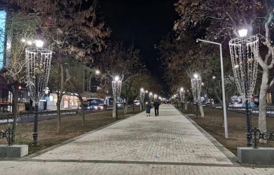 Кишинев начали украшать к праздникам