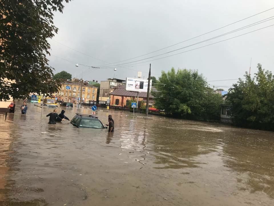 Во Львове эвакуировали 130 человек из затопленных ливнем машин