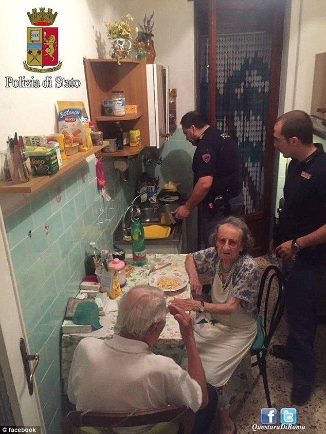Doi politisti din Roma au devenit celebri pe internet cu gestul lor emotionant