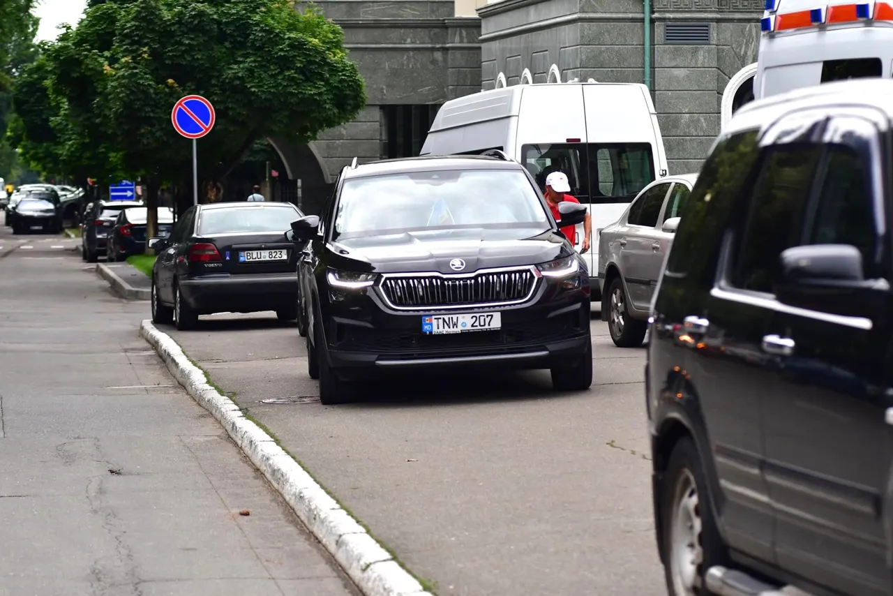 Автомобиль министра внутренних дел был припаркован на тротуаре в столице