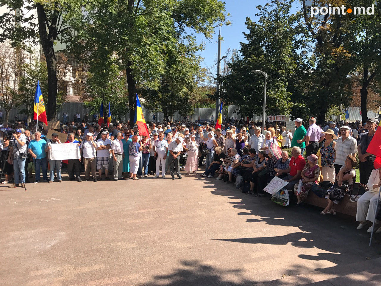 Перед парламентом протестуют оппозиционные партии