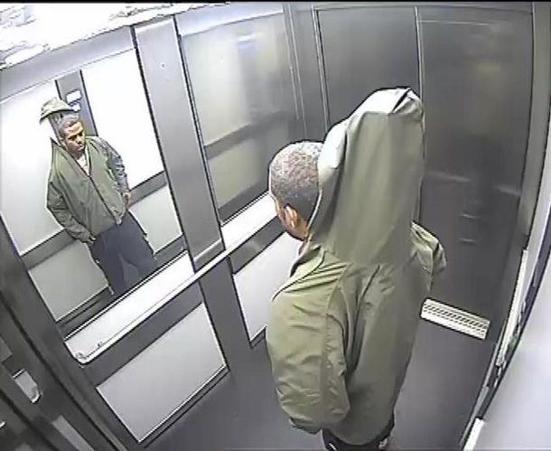 Британец почти вынес под одеждой двухметровые жалюзи