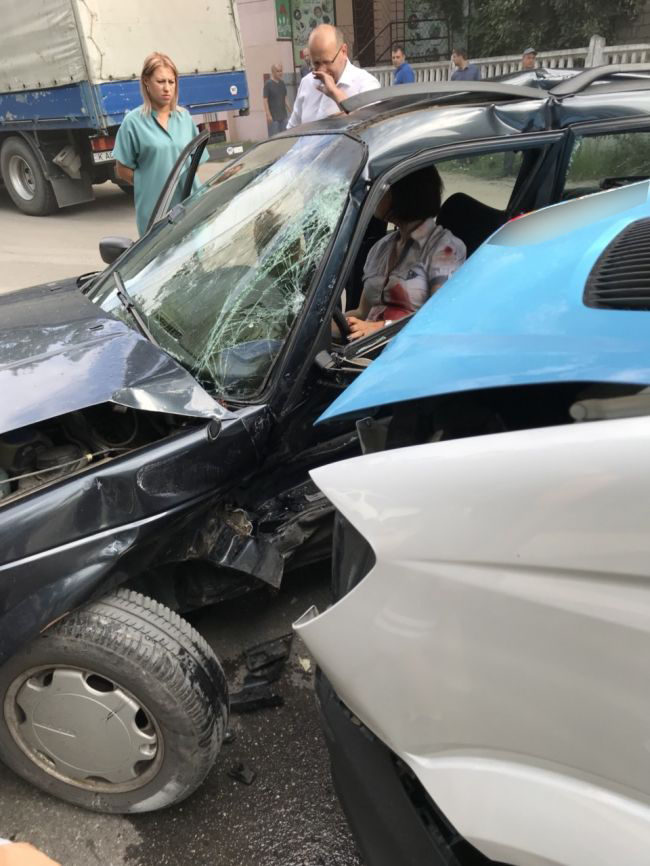 Автоледи оказалась заблокированной в покореженном авто после столкновения с грузовиком