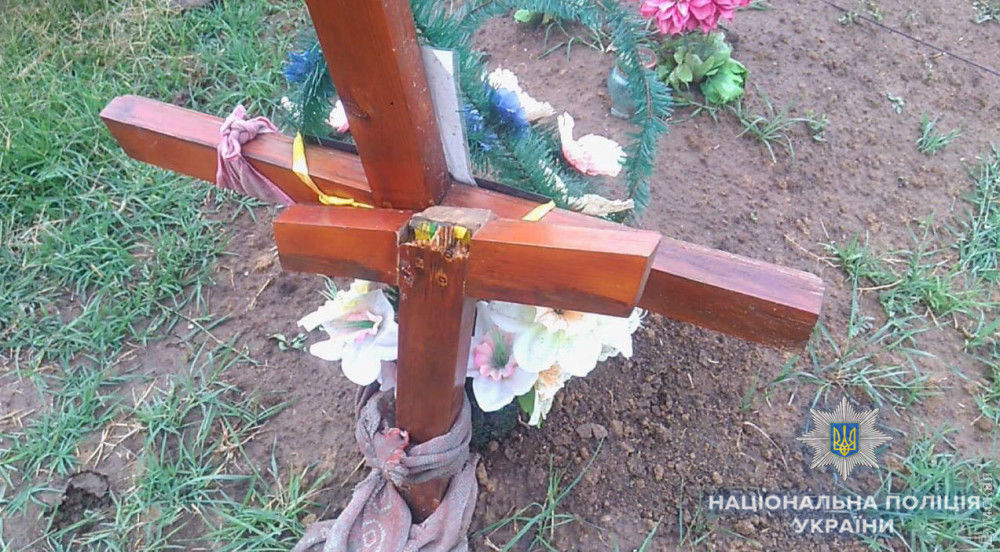 В Одесской области подросток разбил полсотни крестов на кладбище