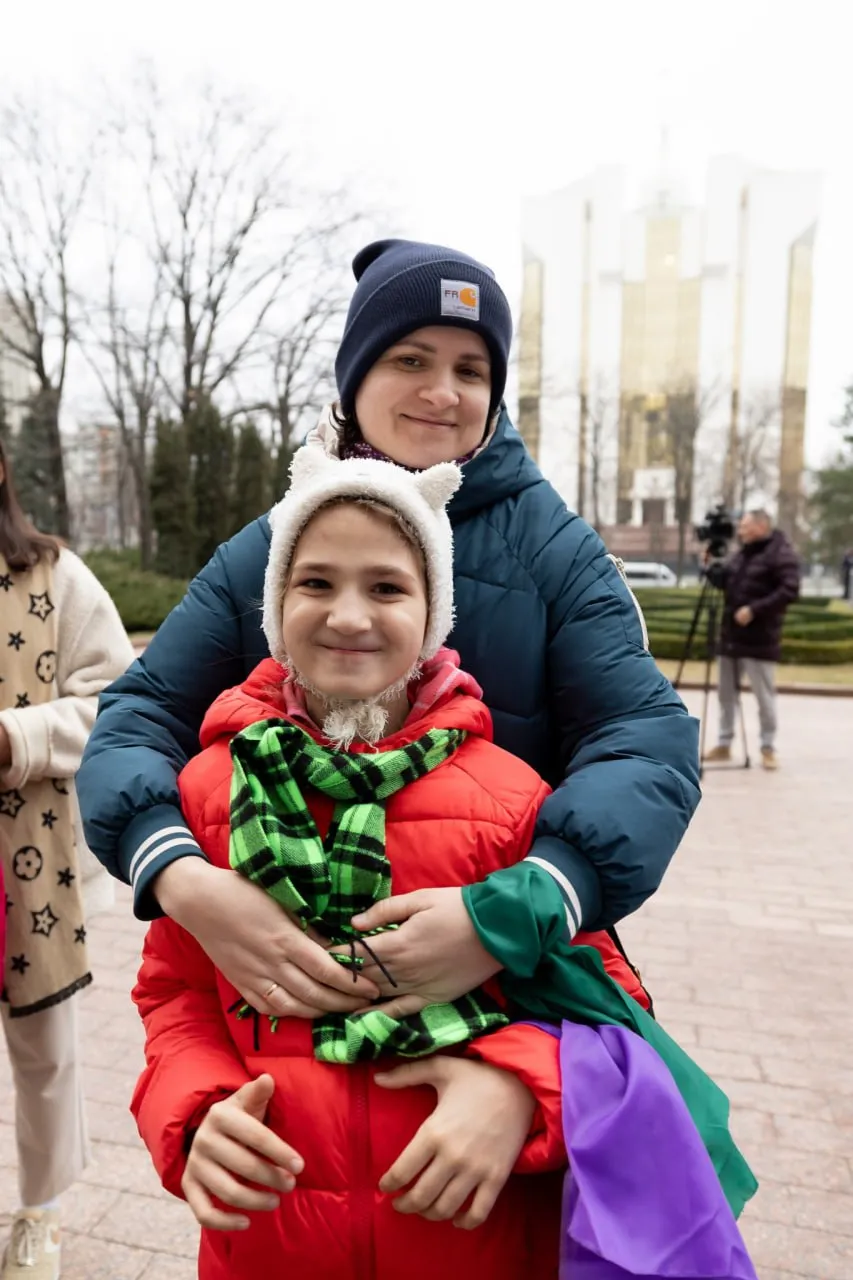 У здания парламента организовали флешмоб