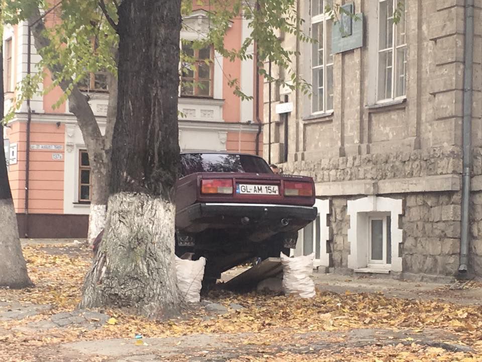 Ciudăţenia de lângă un bloc din Capitală