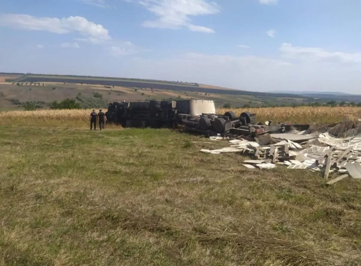 Accident la Sângerei: Un camion care transporta scânduri s-a răsturnat