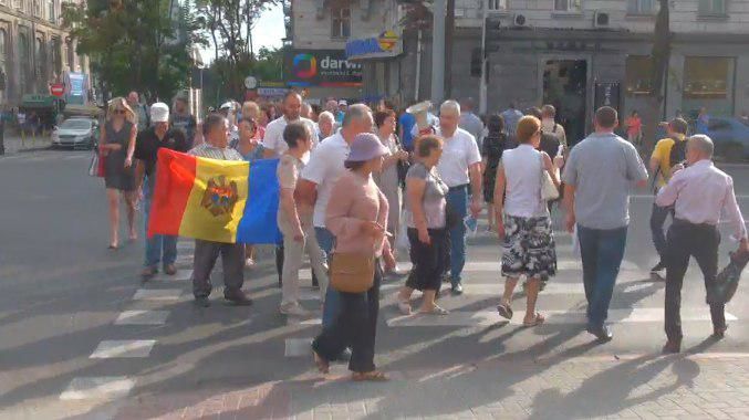 Десятки людей собрались на протест у здания МВД