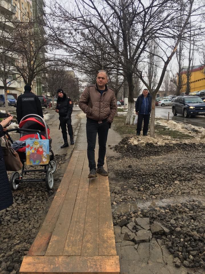На Московском проспекте пешеходов лишили тротуара