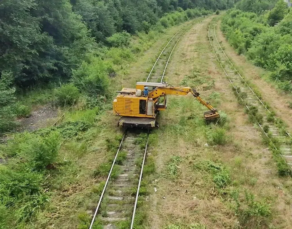 Un automobil a intrat într-un excavator feroviar la Bulboaca