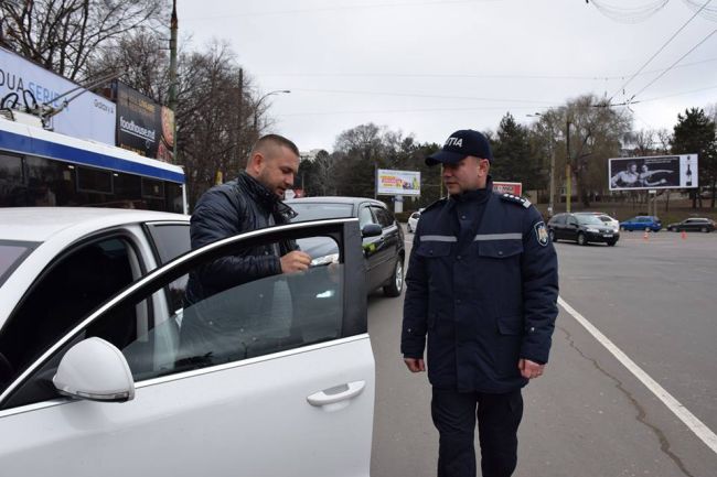 Mai mulţi şoferi nu au fost deacord sa dea jos folia de pe geamuri