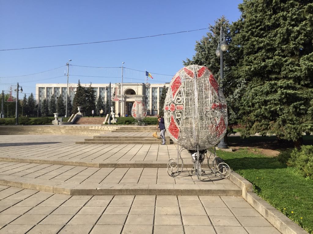 К пасхальным праздникам украсили сквер Кафедрального собора