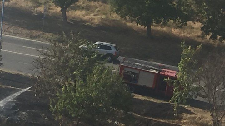 Incendiu de vegetaţie în curtea unui bloc de locuit din sectorul Buiucani