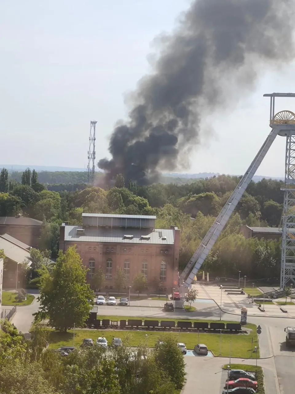 Пожар на полигоне с отходами в Польше продолжается: химикаты попали в реку