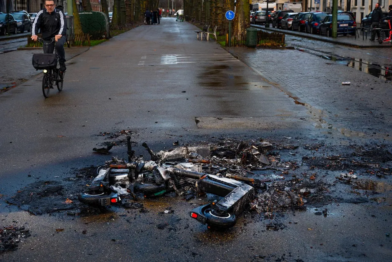 Zeci de mașini au fost incendiate la Bruxelles în noaptea de Revelion: Peste 150 de persoane, reținute